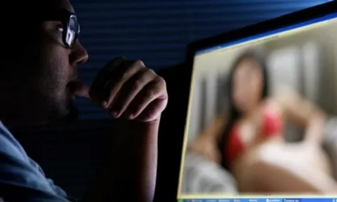 Chồng "canh cửa" cho vợ livestream khiêu dâm gần thang máy để kiếm tiền