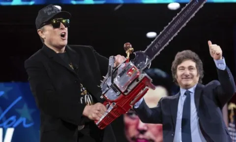 Clip: Tỷ phú Elon Musk nhận chiếc "cưa máy cho sự quan liêu"