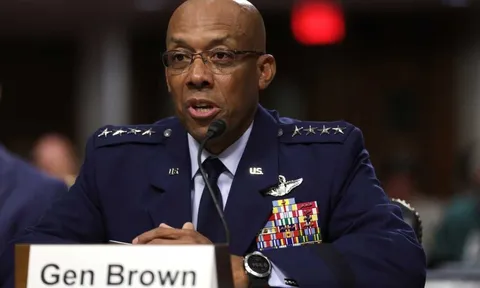 Tổng thống Trump thẳng tay "trảm" hàng loạt lãnh đạo quân đội Mỹ