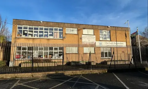 Bí ẩn bàn tay người từ trên trời rơi xuống trường tiểu học