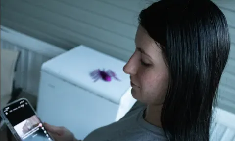 Bị bố nuôi hãm hiếp, cô gái 13 tuổi đánh đổi cả mạng sống để vạch trần kẻ ác