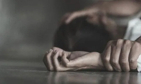Gã đàn ông cưỡng bức, ép con riêng 11 tuổi quay video cảnh hắn quan hệ với mẹ cô