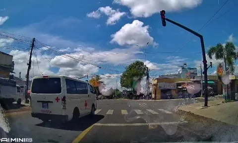 Clip: Không bật đèn ưu tiên, vượt đèn đỏ, xe cấp cứu gây tai nạn nghiêm trọng