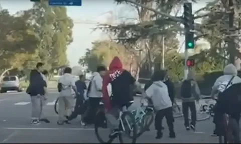 Clip: Phẫn nộ cảnh nhóm thiếu niên "đánh hội đồng" người đàn ông giữa ban ngày