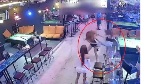 Clip: Ghen tuông, 2 cô gái chuyển giới biến quán bi-a thành "sàn đấu", lao vào ẩu đả dữ dội