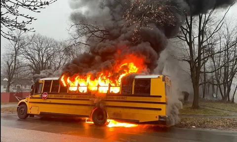 Cứu 15 học sinh khỏi chiếc xe buýt đang bốc cháy dữ dội, người tài xế được cộng đồng mạng ca ngợi là anh hùng