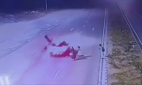 Clip: Ô tô phóng nhanh, tông thẳng vào người phụ nữ qua đường khiến nạn nhân văng lên không trung