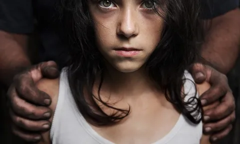 Mục sư bị cáo buộc cưỡng hiếp bé gái 15 tuổi, dùng nhà thờ làm "sân chơi"