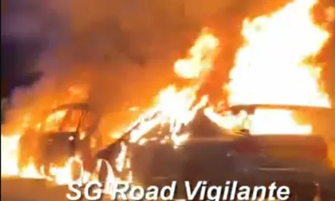 Clip: 2 chiếc ô tô bốc cháy dữ dội sau tai nạn giao thông