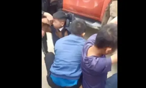 Clip: Hồi hộp xem cảnh giải cứu bé trai bị kẹt dưới gầm xe bán tải