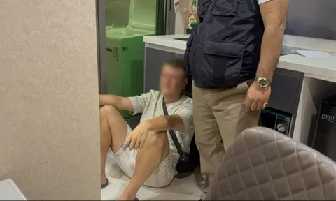 Trở về phòng sau bữa tối, người đàn ông bất lực, bật khóc nức nở khi phát hiện bạn gái đã tự sát