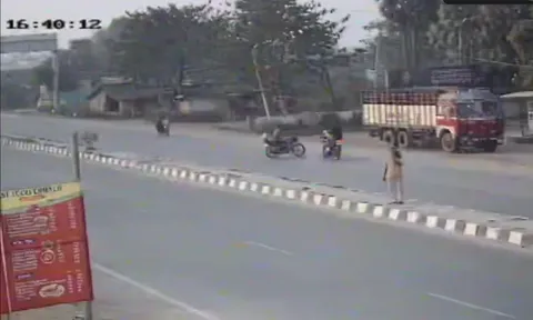 Clip: Xe máy lấn làn, gây tai nạn liên hoàn khiến 1 người tử vong