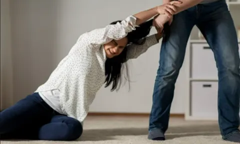 Người đàn ông kéo lê bạn gái cũ giữa phố đông người vì "dọa tự tử không được quan tâm"