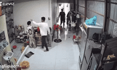Clip: Vợ đang nấu ăn thì bất ngờ bị chồng tung cú đấm "búa tạ" vào mặt