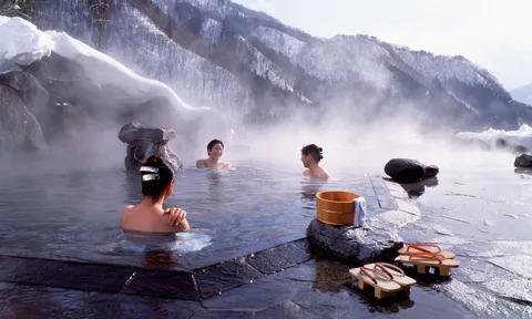 Một bác sĩ bị phạt 200 triệu đồng sau khi đi tắm suối nước nóng với "vợ người ta"