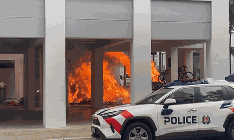 Clip: Khu chứa rác bất ngờ bốc cháy dữ dội, cảnh sát phải phong tỏa cả khu vực