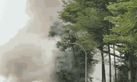 Clip: Ô tô bất ngờ cháy dữ dội, cột khói cao cả chục mét bốc lên nghi ngút