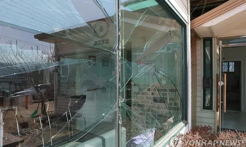 Máy bay vô tình thả bom vào khu dân cư trong lúc tập trận, nhiều người bị thương