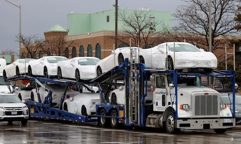 Mỹ bất ngờ "quay xe", tạm hoãn áp thuế ô tô nhập khẩu từ Mexico và Canada