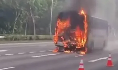 Clip: Hãi hùng ngọn lửa "nuốt chửng" cả chiếc xe buýt, cột khói bốc lên nghi ngút