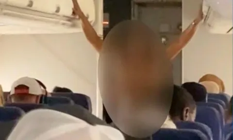 Clip: Người phụ nữ khỏa thân la hét, quậy phá trên máy bay khiến hành khách "đỏ mặt"