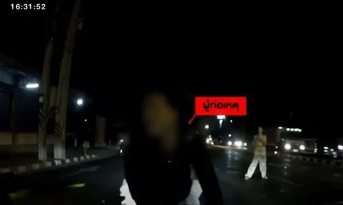 Clip: Người phụ nữ bất ngờ lao ra giữa đường, nhảy lên nóc capo ô tô gây náo loạn cả phố