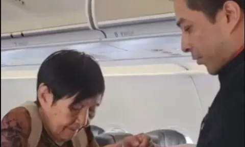 Clip:  Ấm lòng với sự kiên nhẫn, ấm áp dành cho hành khách lớn tuổi của nam tiếp viên hàng không