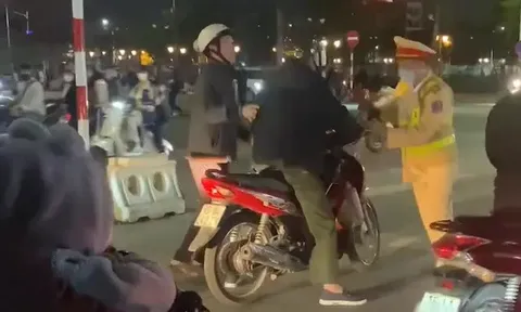 Clip: Khởi tố 2 người đàn ông U70 đấm thẳng vào mặt CSGT khi bị kiểm tra nồng độ cồn