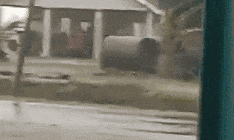 Clip: Kinh hoàng với sức tàn phá khủng khiếp của trận lốc xoáy cuốn phăng mái nhà, thổi bay mọi thứ