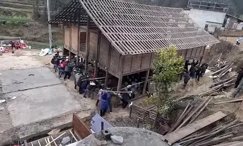 Clip: Cảm động trước hình ảnh dân làng giúp hàng xóm "dọn nhà"