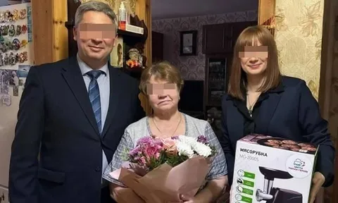 Đảng cầm quyền Nga gây phẫn nộ khi tặng máy xay thịt cho mẹ của những người lính đã hy sinh