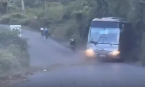 Clip: Rùng mình khoảnh khắc xe buýt chở 49 hành khách mất phanh, lao xuống khe núi