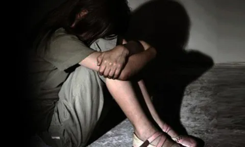 Cựu giáo viên Singapore bị tố quấy rối 4 cô gái vị thành niên, gọi các em là "vợ" và "đồ chơi"