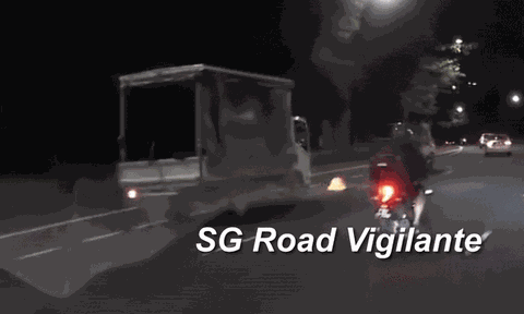 Clip: Tai nạn nghiêm trọng giữa 2 xe tải trên cao tốc, 1 tài xế bị thương nặng