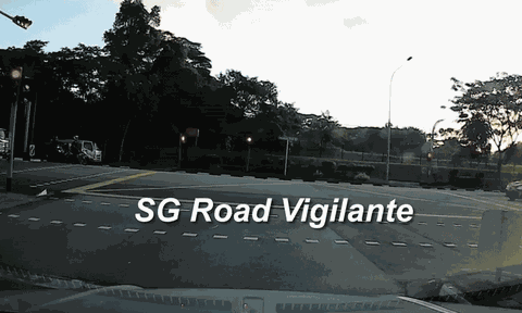 Clip: Ô tô phóng nhanh, vượt đèn đỏ ở Singapore, hất văng tài xế xe máy lên không trung