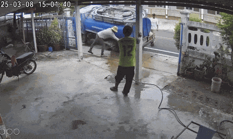 Clip: Xe hút bể phốt "trượt bánh", nước thải trào ra làm cả con phố ở Thái Lan bốc mùi nồng nặc