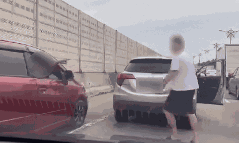 Clip: Người đàn ông ở Malaysia hùng hổ rút gậy gỗ đe dọa tài xế