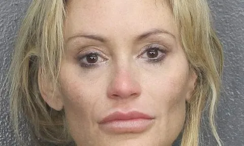 Mỹ: Bị trêu là "con nghiện", người phụ nữ "tăng xông", cầm chai bia tấn công bạn trai