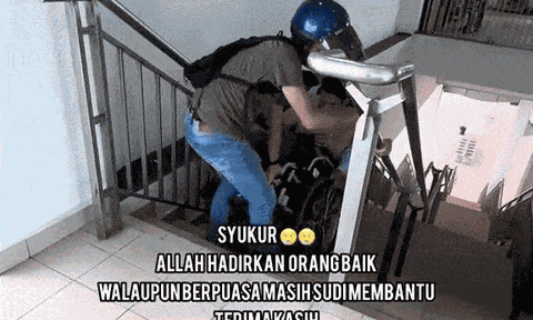 Clip: Cảm động hình ảnh 2 người lạ tận tình giúp đỡ người đàn ông ngồi xe lăn