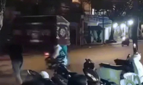 Clip: Bức xúc trước cảnh nhóm người khiêng quan tài, "nhảy múa" kỳ quái giữa đường