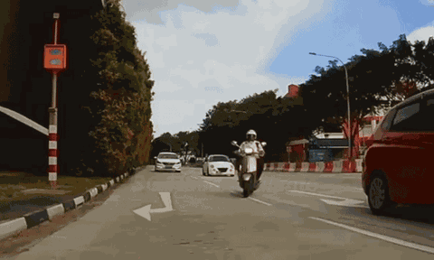 Clip: Tài xế Singapore bất ngờ bị tông từ phía sau, bay lên nắp capo, chấn thương nặng