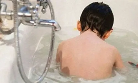 Đài Loan: Chỉ 12 phút bất cẩn, người cha sững sờ khi phát hiện con trai 3 tuổi chết đuối trong bồn tắm