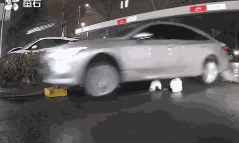 Clip: Bị ô tô cán qua đầu, thanh niên Trung Quốc thoát chết kỳ diệu