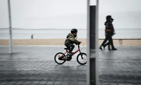 Ý: Con trai tập đi xe đạp tông vào bà cụ, cha đối mặt với bản án nặng nề