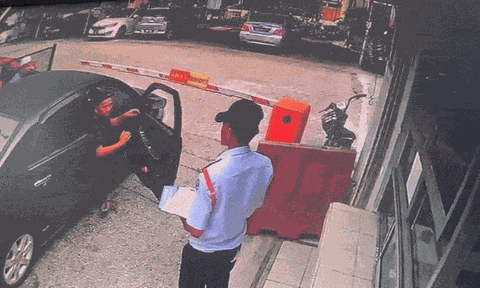 Clip: Bị từ chối vào chung cư, người đàn ông "thẳng tay" tát bảo vệ