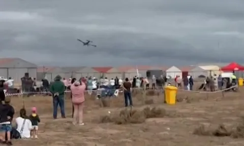 Clip: Thảm kịch trong buổi biểu diễn không quân tại Nam Phi khiến 1 phi công tử vong