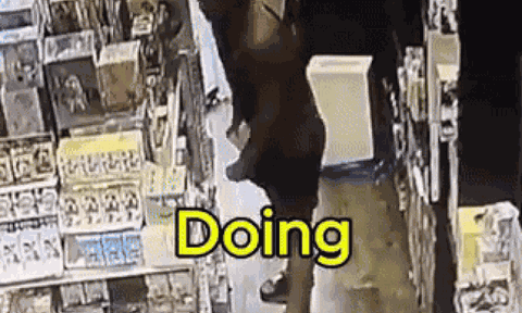 Clip: Chiếc quần "không đáy" giúp người đàn ông trộm hộp đồ chơi Lalubu 3 lần liên tiếp