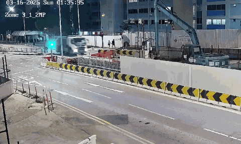 Clip: Tài xế xe tải nghi ngủ gật, "ủi" thẳng vào công trường xây dựng