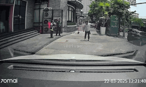 Clip: Tranh cãi trong lúc lùi xe, tài xế "nóng máu" chửi bới, đấm thẳng vào mặt bảo vệ