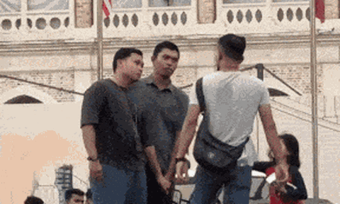 Clip: Người bán rong "điên tiết" ném nước, đập phá khi bị tịch thu hàng hóa